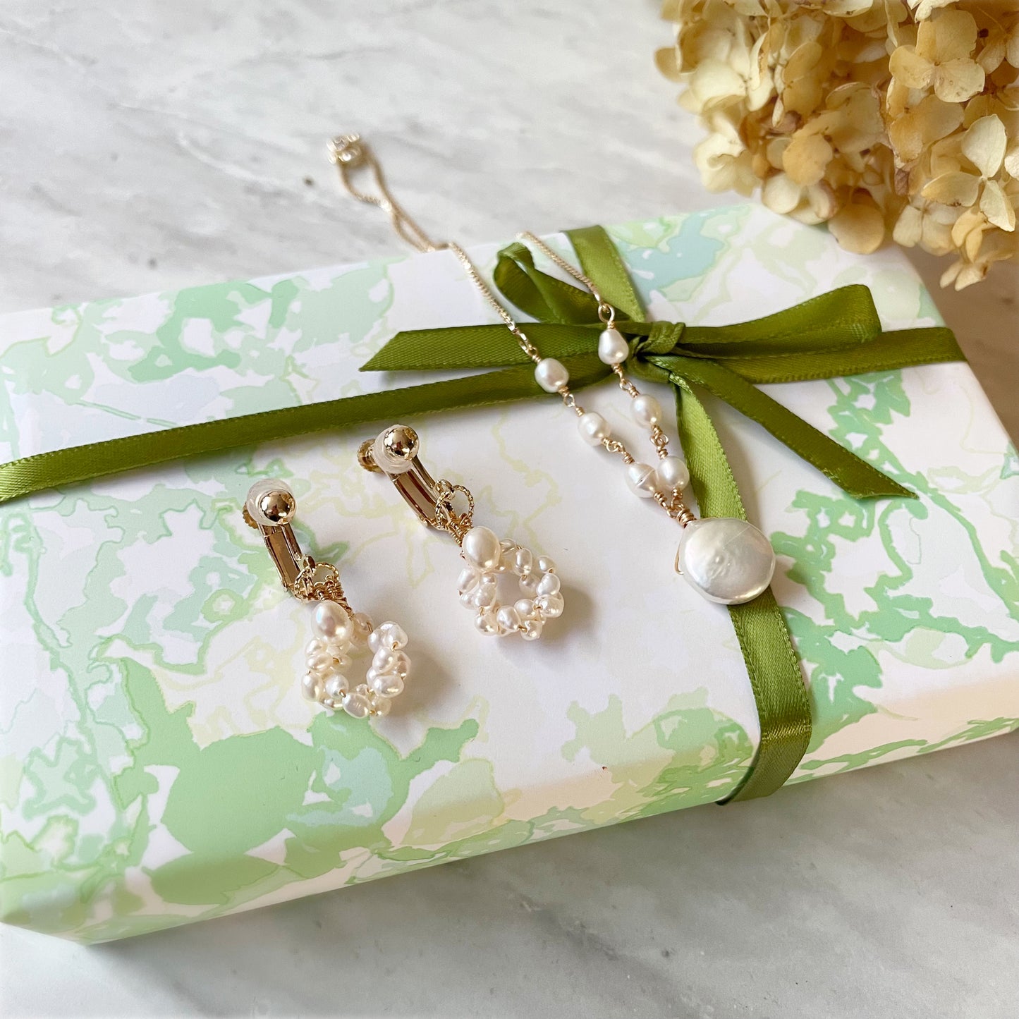 【★送料無料★】【✦14kgf金属アレルギー対応✦】天然石  〜6月の誕生石〜 艶めく淡水パールのブレスレット