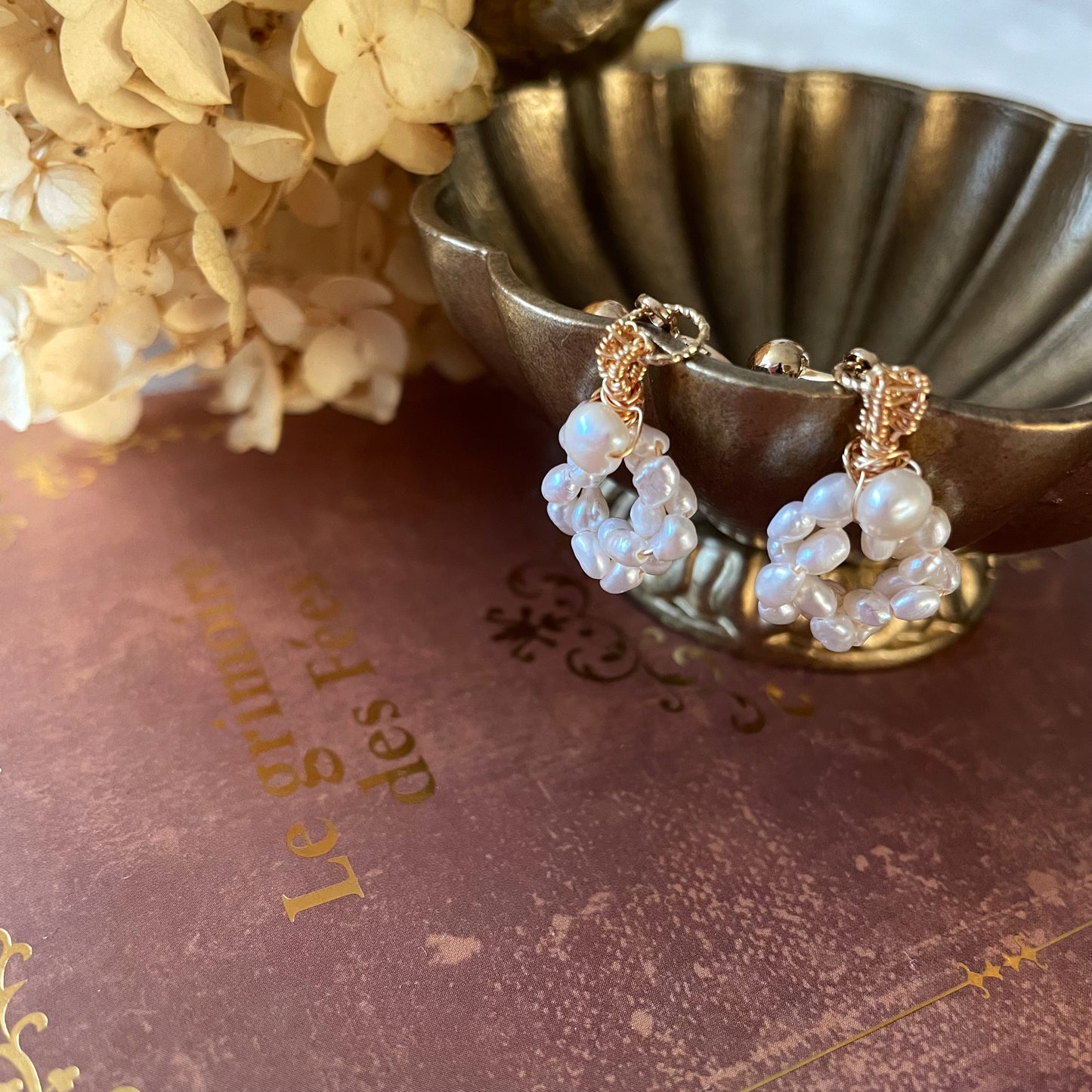 【★送料無料★】【✦14kgf金属アレルギー対応✦】  〜6月の誕生石〜 ふわふわ雪のリースのような淡水パールのイヤリング