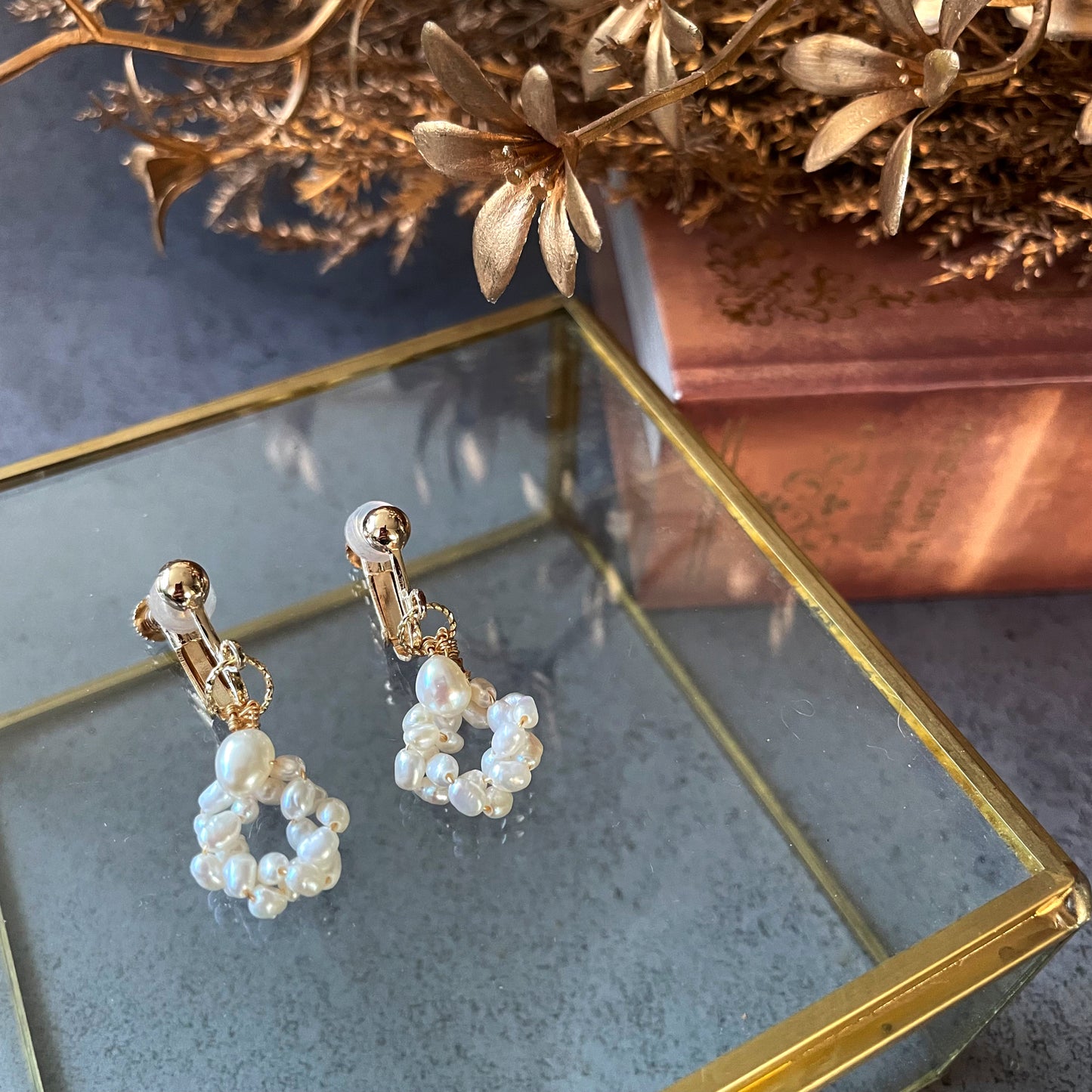 【★送料無料★】【✦14kgf金属アレルギー対応✦】  〜6月の誕生石〜 ふわふわ雪のリースのような淡水パールのイヤリング