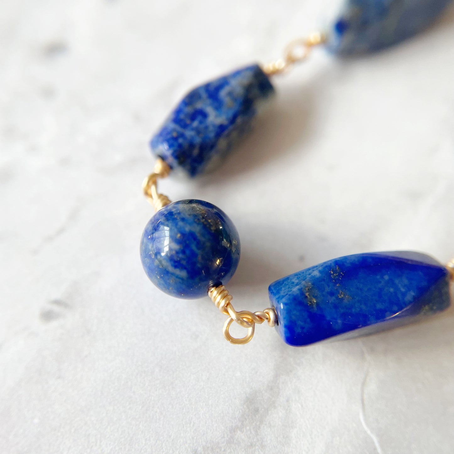 【★送料無料★】【✦14kgf金属アレルギー対応✦】天然石 真冬の夜空のラピスラズリのブレスレット