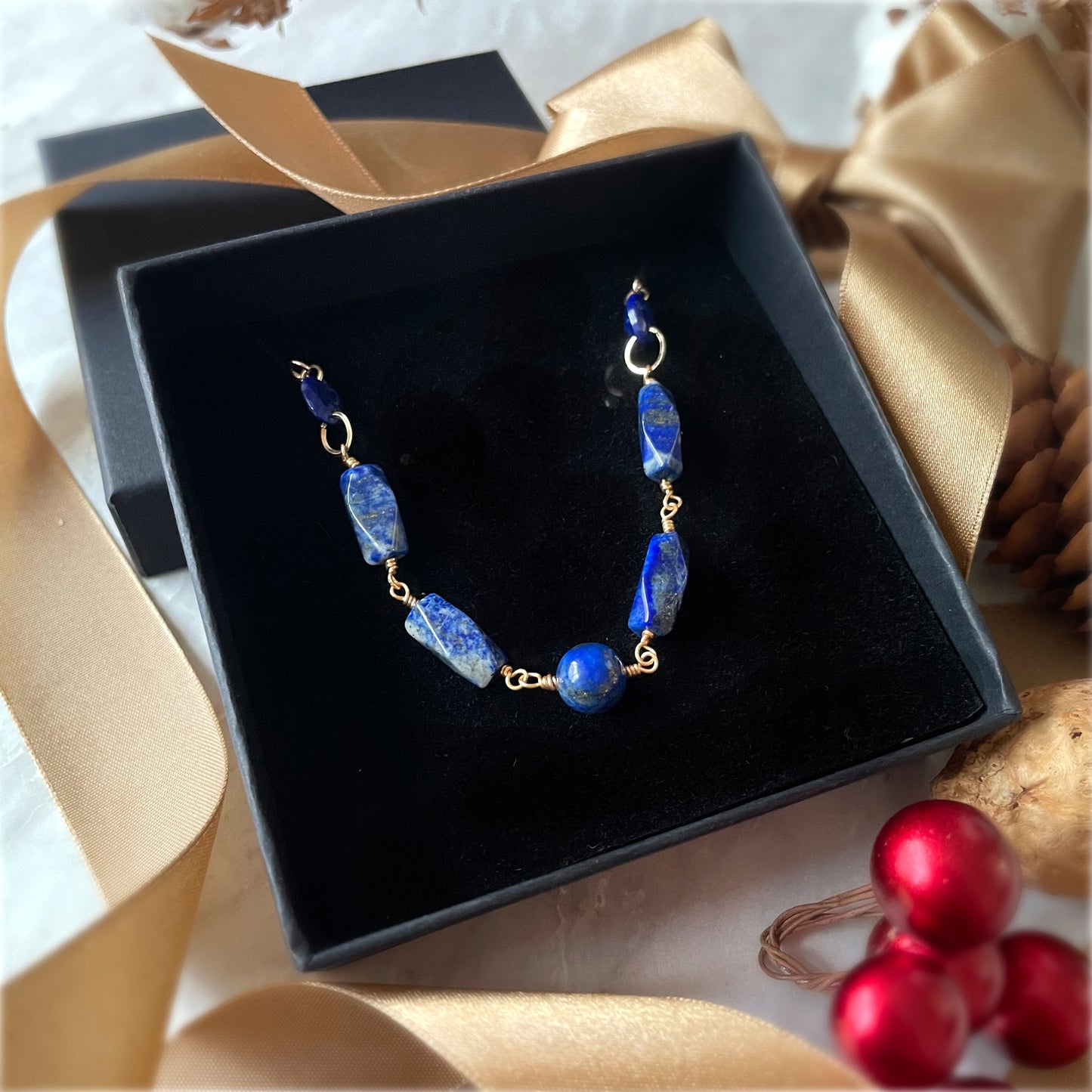 【★送料無料★】【✦14kgf金属アレルギー対応✦】天然石 真冬の夜空のラピスラズリのブレスレット