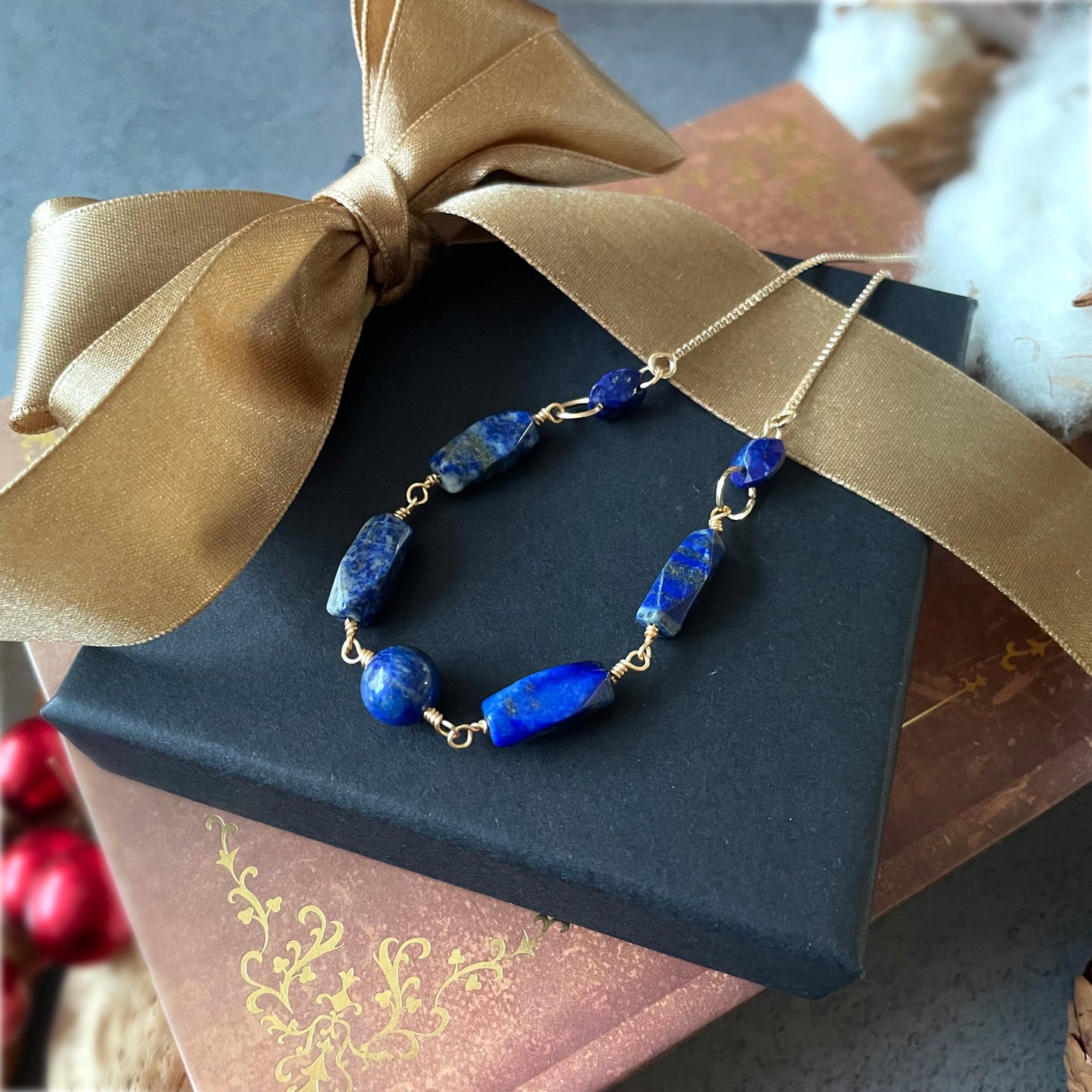 【★送料無料★】【✦14kgf金属アレルギー対応✦】天然石 真冬の夜空のラピスラズリのブレスレット