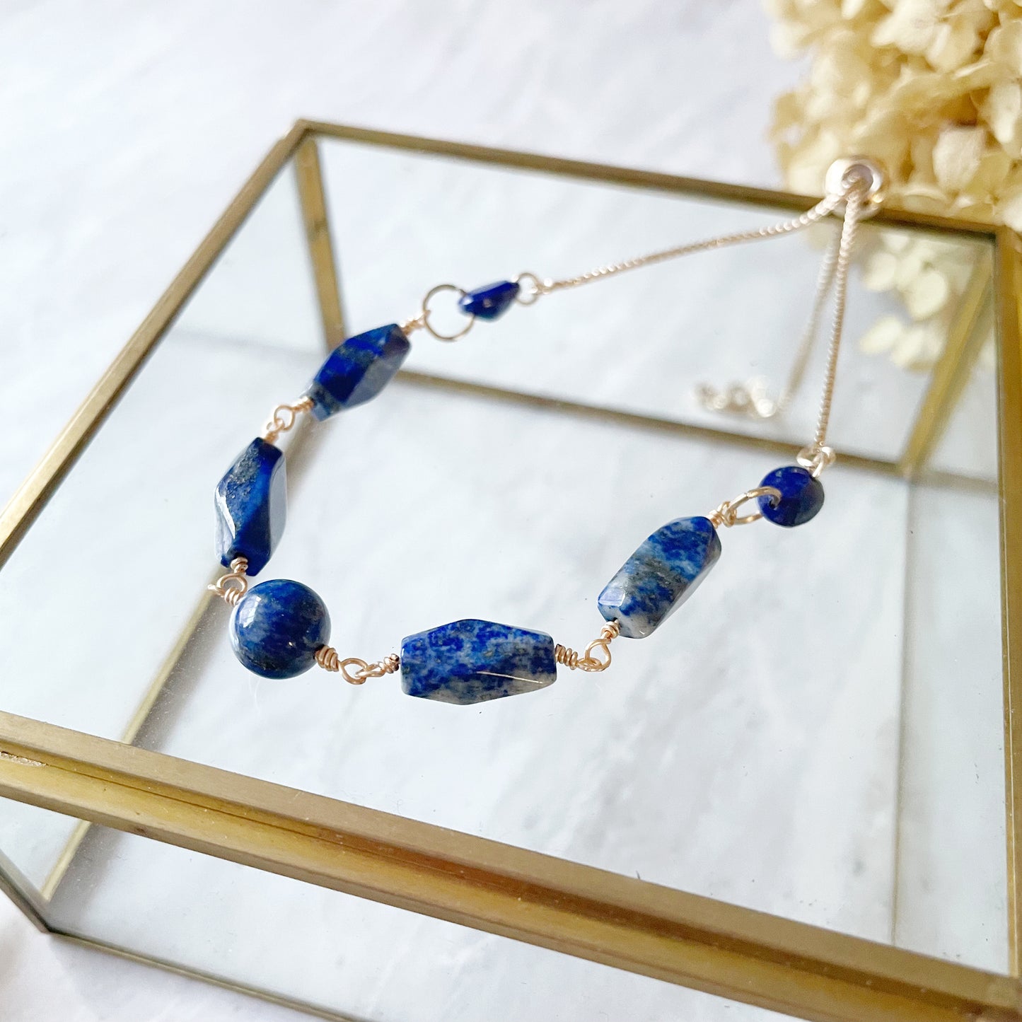 【★送料無料★】【✦14kgf金属アレルギー対応✦】天然石 真冬の夜空のラピスラズリのブレスレット