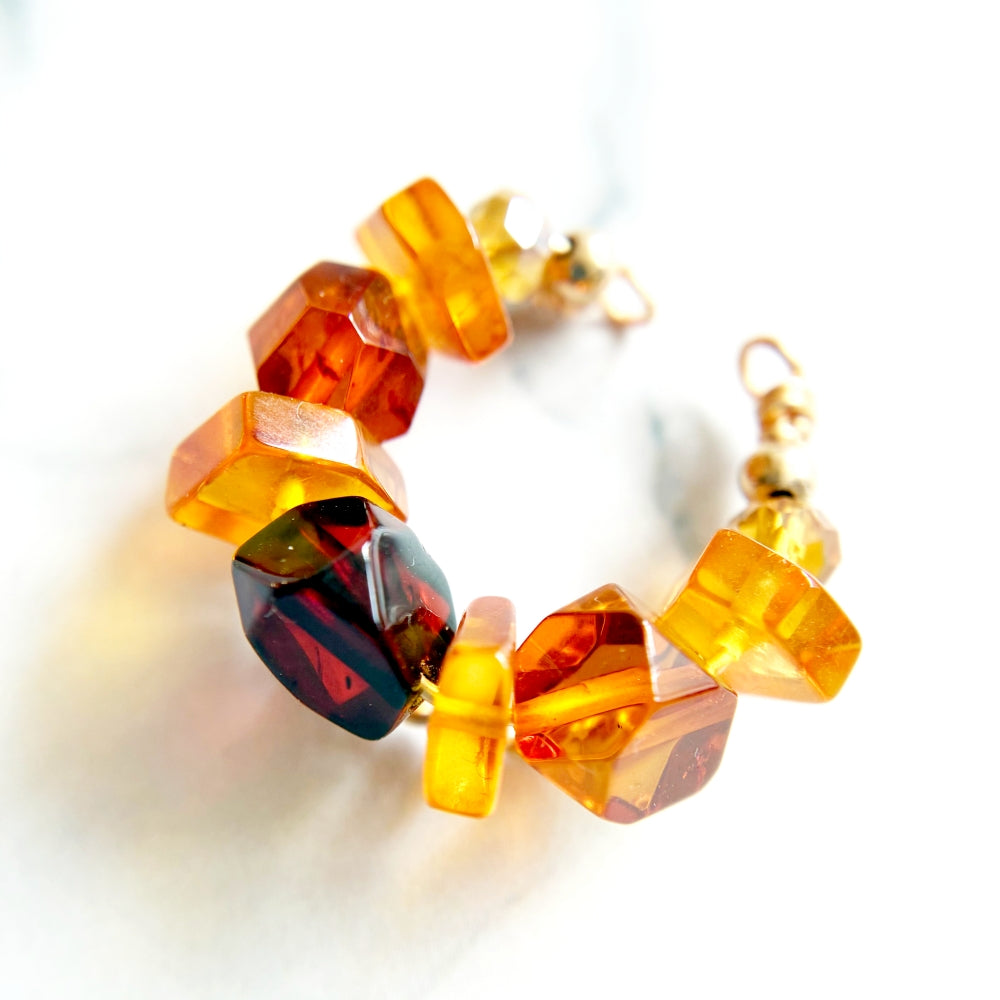 【★送料無料★】コーデのアクセントに♪ぽってり大ぶりなバルト海産3種の天然琥珀のイヤーカフ